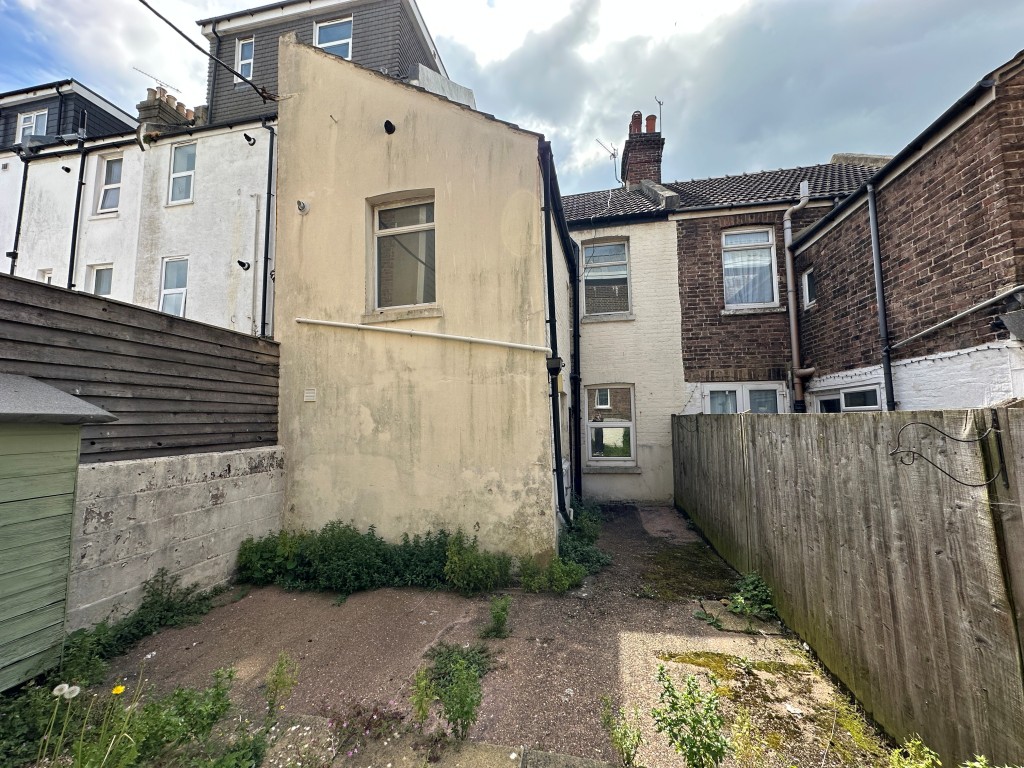 Lot: 114 - TWO-BEDROOM TERRACE HOUSE FOR IMPROVEMENT - Back of property from garden